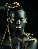 Без бренда «Девушка в черно-золотом макияже» в Сургуте в интернет-магазине  Без бренда «Девушка в черно-золотом макияже» в Сургуте