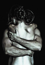 Сильные мужские объятия