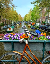 Велосипед на пешеходном мосту в Амстердаме